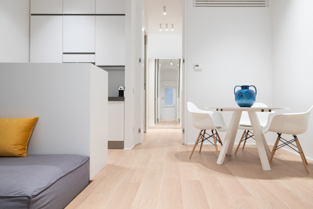 Zona living moderna di Cattolica Apartments con cucina attrezzata e design minimal