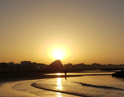 Tramonto mozzafiato sulla costa adriatica visto dalla spiaggia di Cattolica