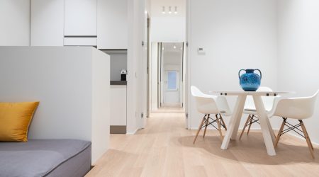 Zona living moderna di Cattolica Apartments con cucina attrezzata e design minimal
